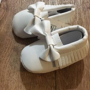 Baby moccs white